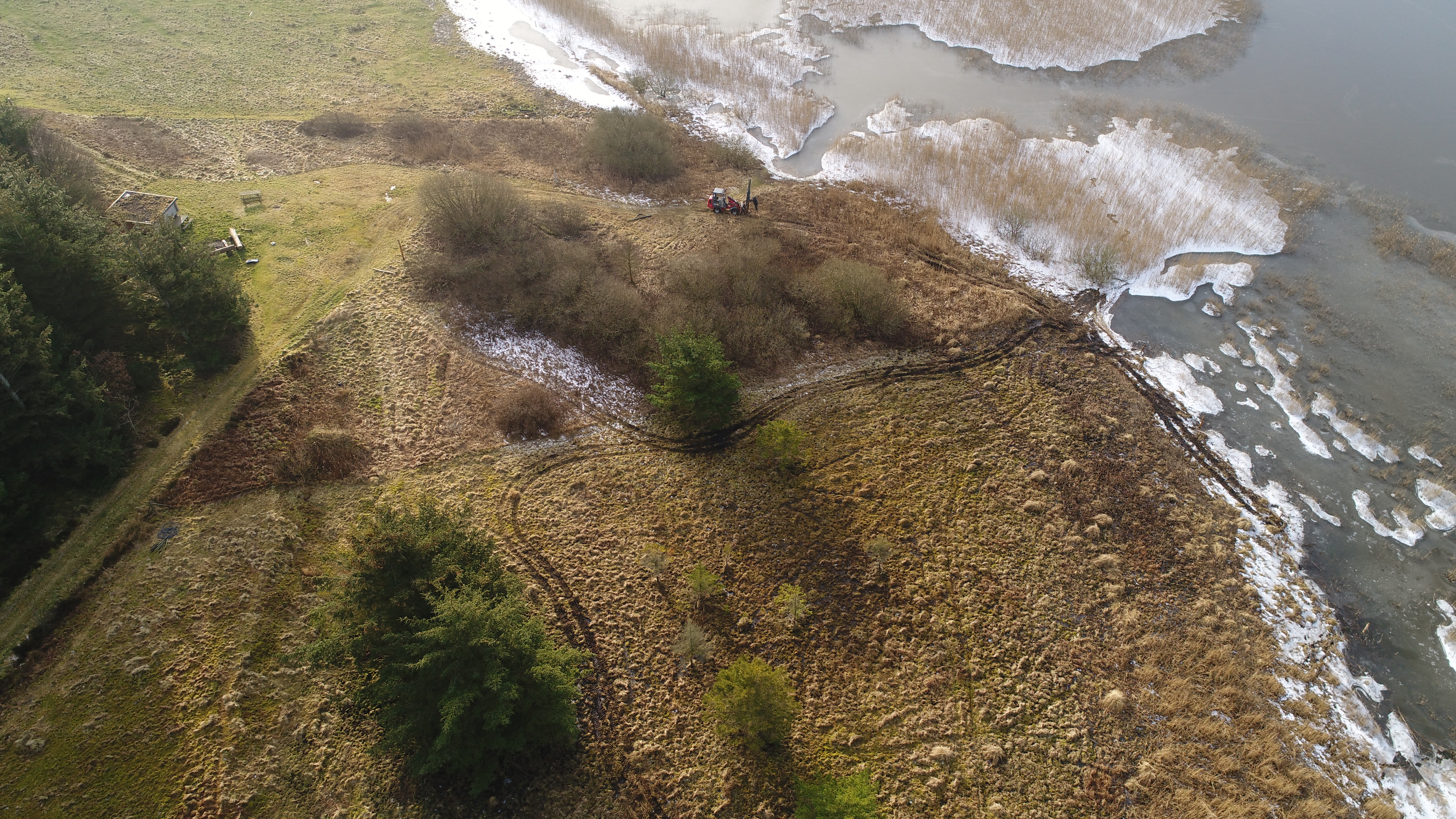 Midlertidige spor efter maskinen. I øverste venstre hjørne anes den kommunale sheltersplads. Foto: Klavs Bærent Iversen